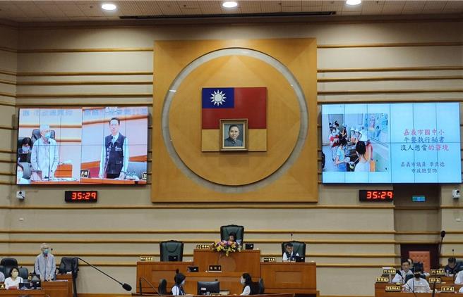 嘉义市议员李奕德今天质询国中小老师兼做午餐行政工作，没有津贴福利，老师纷打退堂鼓。（廖素慧摄）