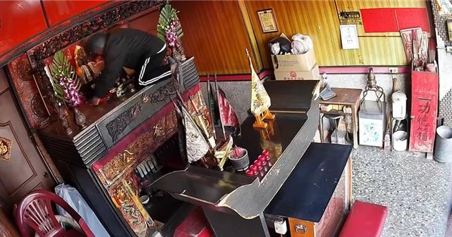 遭窃的宫庙位于善化市区，平日大门开放供信徒参拜，神龛亦未加装铁窗，于嫌路过看到有机可乘遂下手行窃。（张毓翎摄）