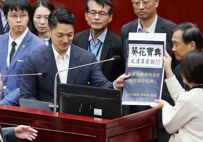 台北市长蒋万安（左三）28日赴市议会备询。（季志翔摄）