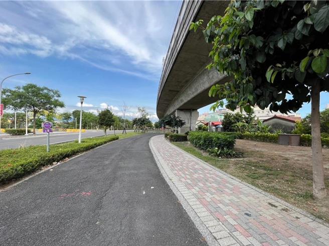 屏东市万仓街台铁桥下将以铁道廊带概念进行规画。（屏县府提供／林和生屏东传真）