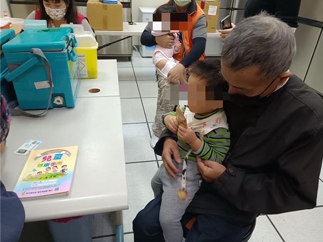 桃园即起连续3周假日于爱买桃园店及杨梅店开设成人流感暨莫德纳疫苗接种站，11月27日至12月1日长者和学龄前幼儿到卫生所打流感疫苗还能获得好礼。（卫生局提供／蔡依珍桃园传真）