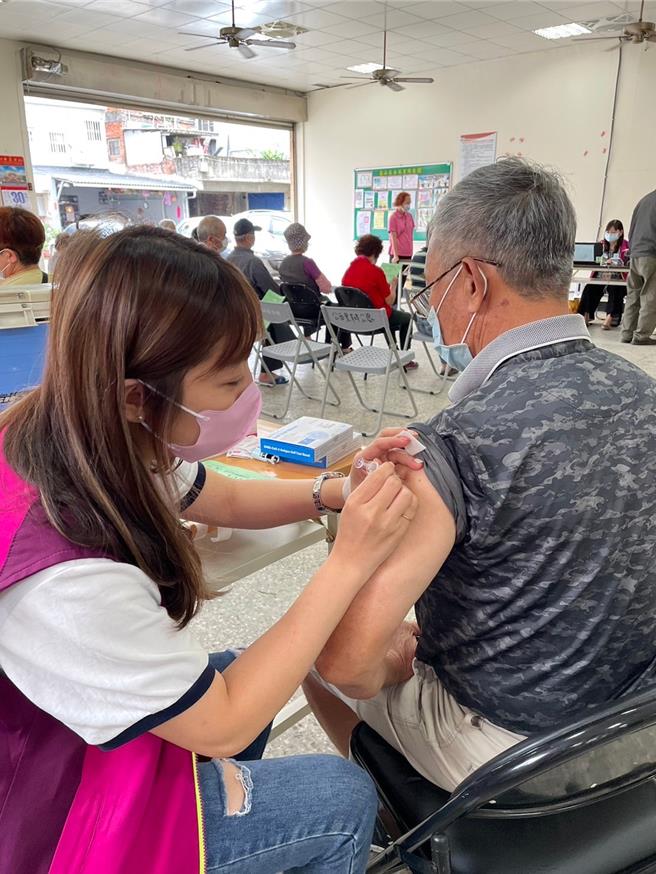 桃园即起连续3周假日于爱买桃园店及杨梅店开设成人流感暨莫德纳疫苗接种站，11月27日至12月1日长者和学龄前幼儿到卫生所打流感疫苗还能获得好礼。（卫生局提供／蔡依珍桃园传真）