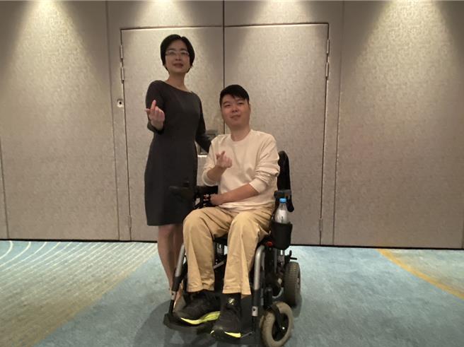 罹患罕见疾病SMA（脊髓性肌肉萎缩症）的周先生在主治医师中国医药大学儿童医院副院长周宜卿陪同下现身鼓励病友。（冯惠宜摄）