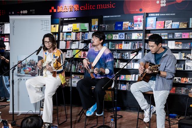 宇宙人在签名会惊喜带来不插电演出。（相信音乐提供）