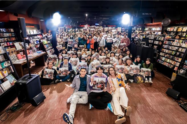 上百位宙友出席宇宙人【理想状态】珍藏限定版双黑胶签名会。（相信音乐提供）