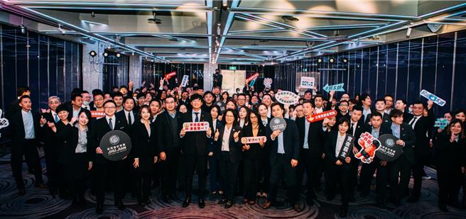 筑间董事长林楷杰（中）秉持着「共享、互利」的经营理念推动一年四次调薪。（筑间提供）