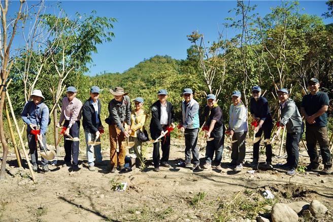 种瓜坑野溪復育工程完工后，地主与50多名来宾一起栽种495株原生植物，促进自然碳匯。（农村水保署提供／杨静茹南投传真）
