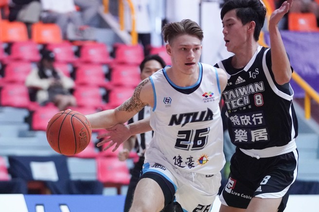 台艺大乔纳森（左）贡献17分。（大专体总提供）