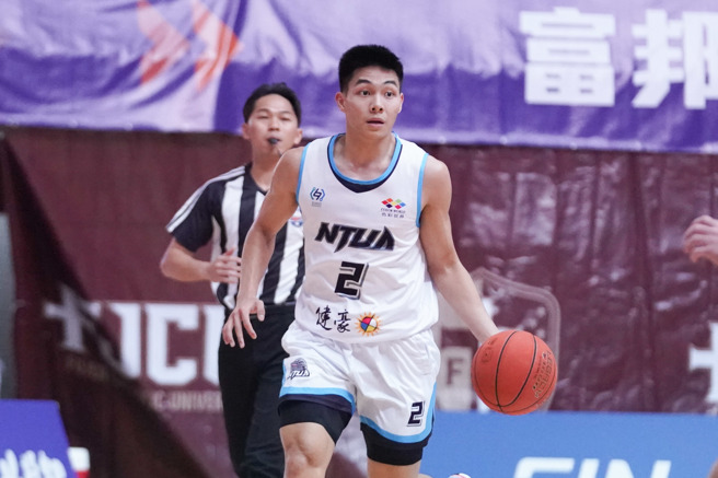 台艺大王威翔挥别脚踝扭伤，在场上努力做出贡献。（大专体总提供）