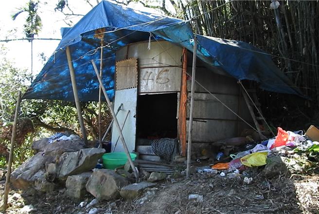 国姓乡陈先生照顾因车祸变成植物人的儿子，散尽家财，最后蜗居在深山废弃的水塔。（杨静茹摄）