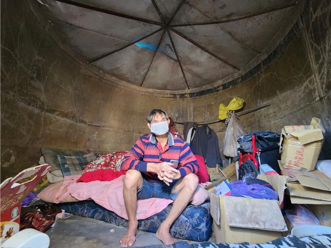 陈先生因原本住的工寮年久失修有倒塌危险，移至废弃铁皮水塔栖身，水塔上方盖帆布防漏水。（杨静茹摄）