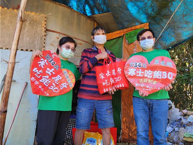 创世基金会草屯院28日前往慰问，提供陈先生（中）营养品、民生物资。（杨静茹摄）
