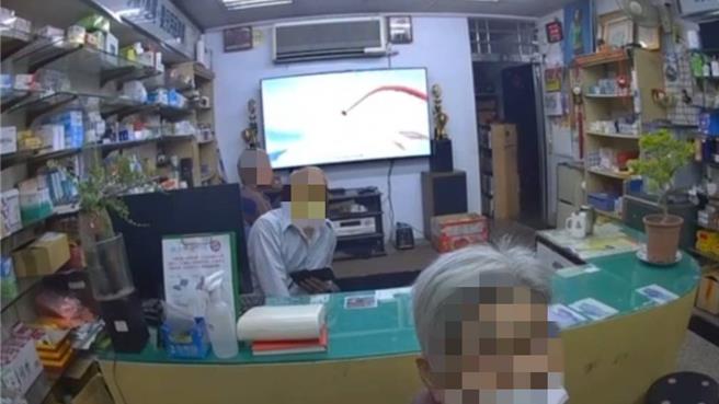 台中81歲王姓老婦日前晚間8點多獨自出門，急匆匆想至診所搶打疫苗，沿途走了1公里都找不到診所，好不容易看到1間店面內有身穿白衣的人，進去才發現是藥局不是診所。（民眾提供／潘虹恩台中傳真）