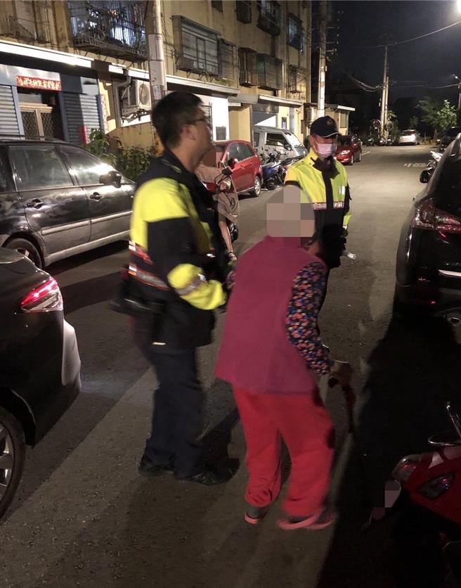 台中81歲王姓老婦日前晚間8點多獨自出門打疫苗，沿途走了1公里都找不到診所還誤闖進藥局，經藥師報案請警方協助，護送老婦安全返家。（民眾提供／潘虹恩台中傳真）