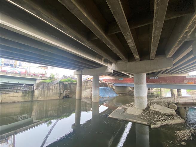 三爷溪万代桥改建打通通水断面的瓶颈段，预计明年底完工，6月可先行恢復双向通车。（曹婷婷摄）