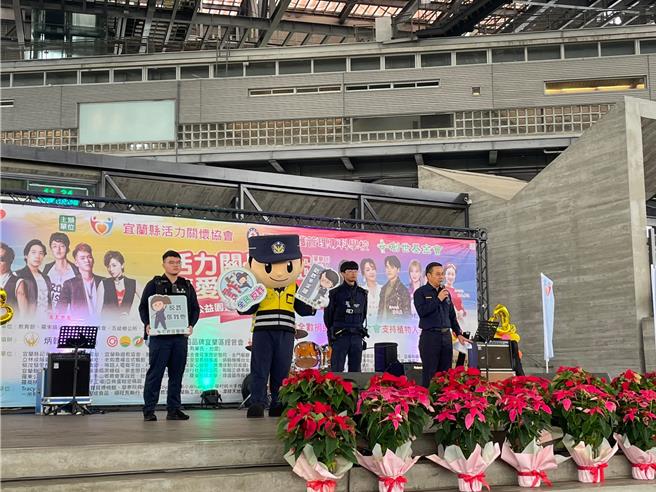 宜兰县警察局罗东分局分局长江建忠（右），上台识诈宣导，说明当前高发诈欺六大手法。（警方提供／吴佩蓉宜兰传真）