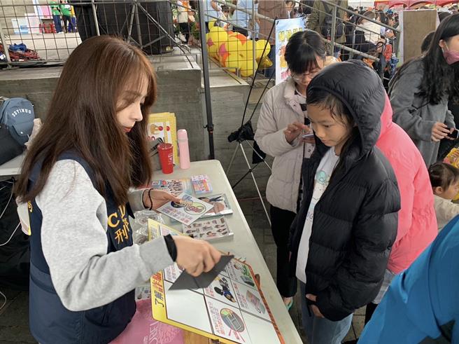 宜兰县警察局罗东分局26日参与「活力关怀、让爱无限」捐血公益园游会活动，由分局长江建忠亲自前往活动会场与民眾互动做识诈宣导，并鼓励民眾踊跃捐血一起做爱心。 （警方提供／吴佩蓉宜兰传真）