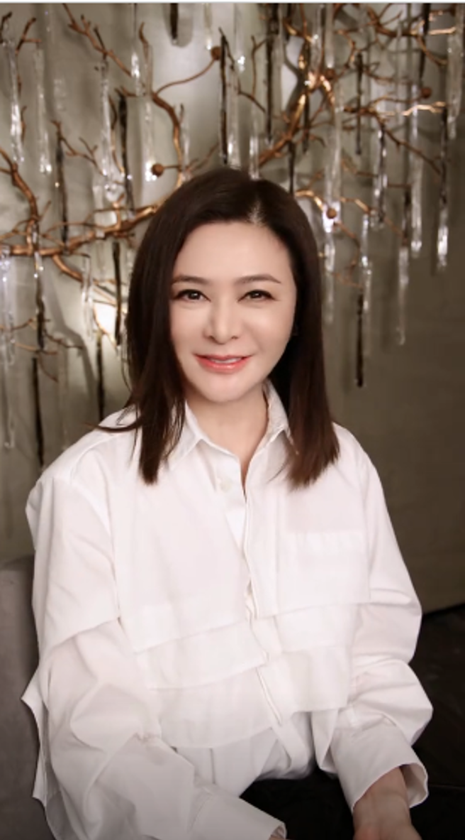 关之琳近年透过抖音分享生活。（图／关之琳抖音）