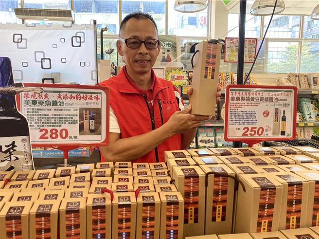 台中市农业局为推广辖内优质农特产品，举办「台中领鲜」农村好物特卖会，推荐梨之乡休閒农业区美东制酱的陈年黑（黄）豆酱油给消费者。（冯惠宜摄）