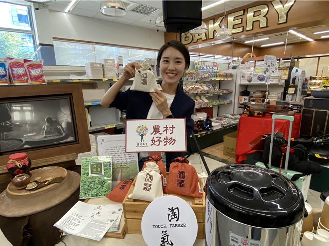 台中市农业局举办「台中领鲜」农村好物特卖会，推荐抽藤坑休閒农业区淘气小农机採清香乌龙与方便乌龙（红）茶包给消费者。（冯惠宜摄）
