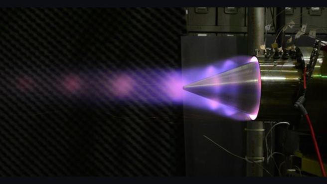 旋转爆震发动机 (RDE) 较传统燃气涡轮发动机发动机更紧凑、更有效率的方法，机械结构简单没有移动部件，因此成本更低制造也更简单。(美国空军实验室）