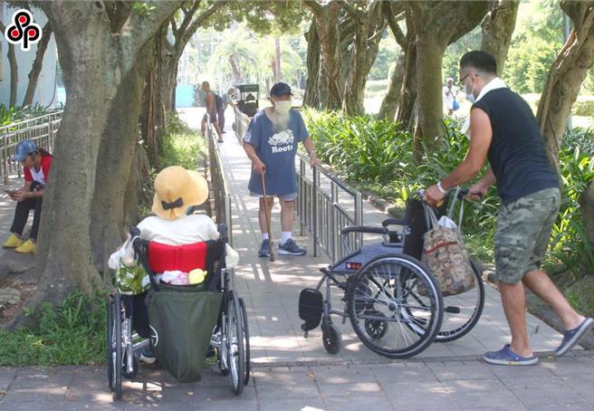 据中华民国家庭照顾者关怀总会今天公布的「长期照顾服务使用经验与意见」网路民调指出，有9成民眾每月愿意缴钱，以中位数推估，每人每月愿意增加922元让国家做好长照服务，也有8成（79.6％）受访者赞同国家比照全民健保推行「长照保险」制度。（报系资料照）