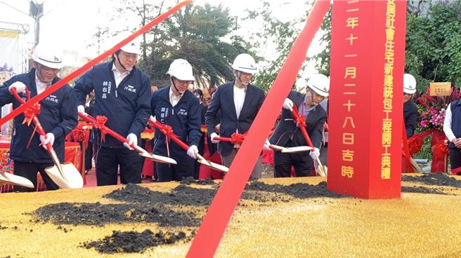 行政院长陈建仁（左三）、内政部长林右昌（左二）、基隆市长谢国梁（左四）与内政部次长花敬群（左一）28日下午共同出席位在七堵区的「光明安居」社会住宅开工动土典礼。图为动土仪式。（徐佑升摄）