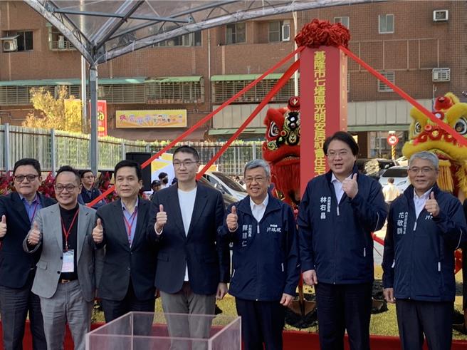 七堵的光明安居社宅动土仪式结束，行政院长行政院长陈建仁（右三）、内政部长林右昌（右二）、基隆市长谢国梁（左四）、基隆市议会议长童子玮（左二）与内政部次长花敬群（右一）等官员合影。（徐佑升摄）