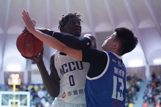 政大莫巴耶（左）20分、14篮板、6助攻。（大专体总提供）