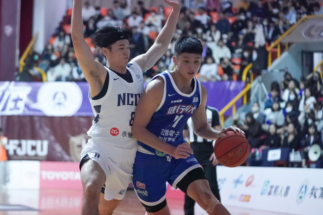 健行科大蔡宸纲（右）16分、8篮板，更单场送出10助攻。（大专体总提供）