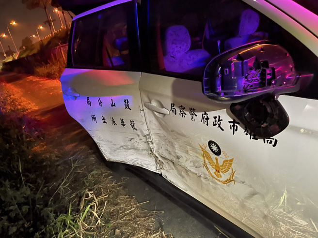 55歲謝男逃逸期間在海功東路與翠華路口衝撞警車，造成警車右側車身車損。（圖／警方提供）