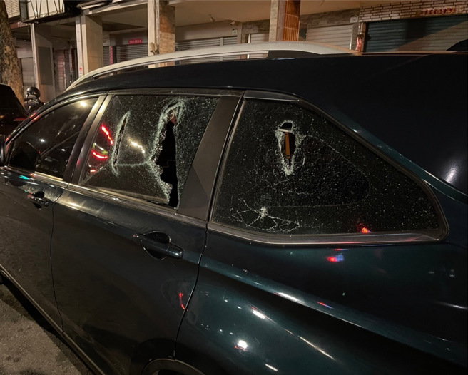 警方立即上前破窗壓制駕駛55歲謝男及乘客60歲李姓男子。（圖／警方提供）