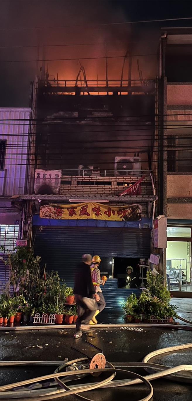 头份市中华路今天清晨发生火警，消防人员到场救援。（民眾提供／李京升苗栗传真）