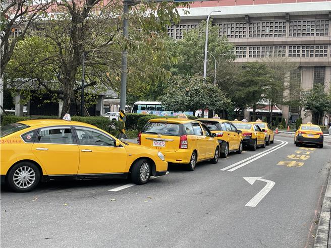 全国汽车驾驶人权益联盟未来推动立院修法，限制民眾每人每年可检举案件数量。（蔡亚桦摄）