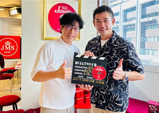 柯叔元（右）为台视八点檔大戏《追分成功》献声，左为蒋三省。（JMS蒋三省音乐）