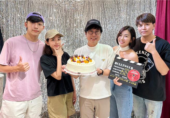 男女演员齐献上蛋糕祝蒋三省（中）教师节快乐。（JMS蒋三省音乐）