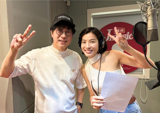 蒋三省（左）为台视八点檔大戏《追分成功》打造原声带，右为米可白。（JMS蒋三省音乐）