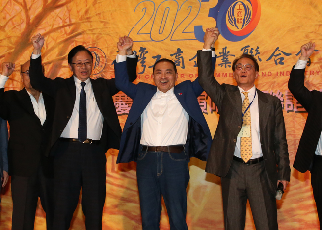 国民党总统参选人侯友宜（中）28日出席台湾工商企业联合会理监事联席会议暨30周年庆联谊晚会，和台湾工商企业联合会理事长许显荣（右）以及桃园市长张善政（左二）一起高喊当选口号，希望他能顺利赢得明年选战。（赵双杰摄）