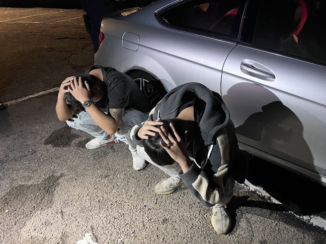 警方将涉嫌人全数带回侦讯。（警方提供）