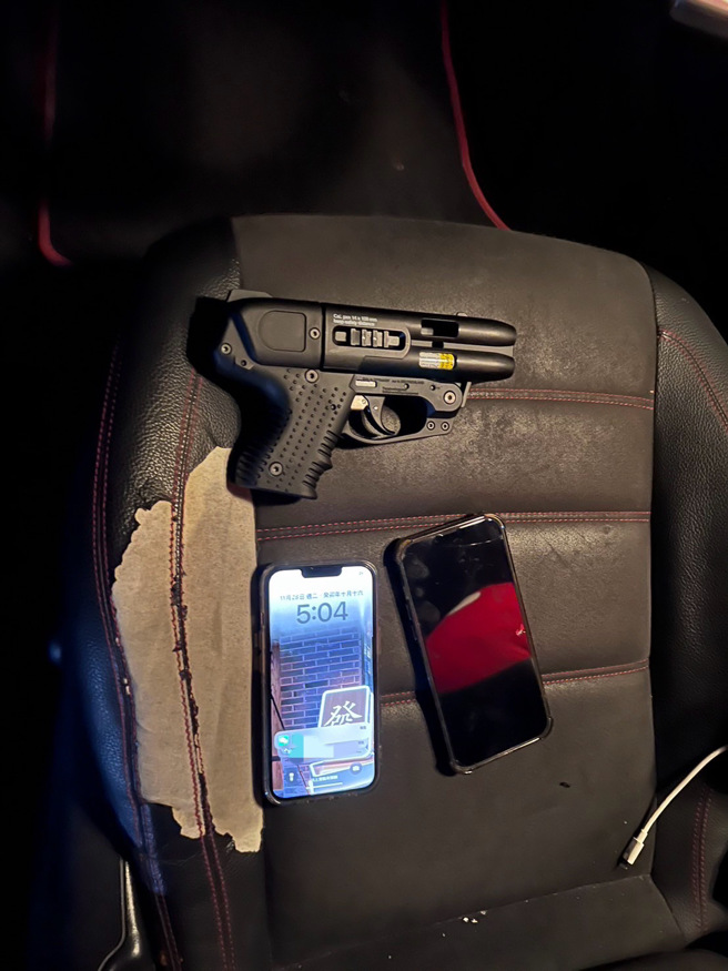 车上查获的辣椒枪跟刀械。（警方提供）