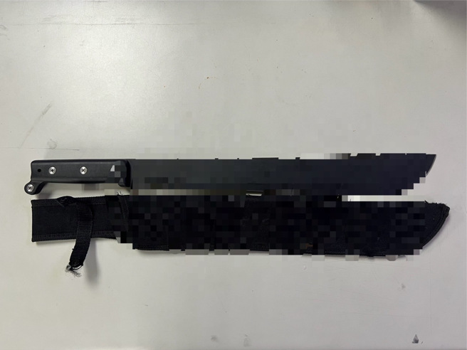 车上查获的辣椒枪跟刀械。（警方提供）