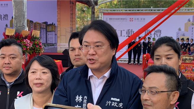 內政部長林右昌28日下午出席位在七堵區的「光明安居」社會住宅開工動土典禮，被問到是否是「年輕人窮到不需要繳稅」，林右昌澄清是錯誤訊息，是因政府財政變好了，把要課稅的基準提高成月收3.5萬元才要繳稅，也代表有更多的人收入增加。（徐佑昇攝）