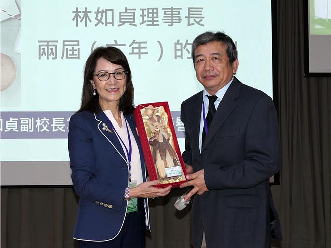 学会致赠礼品感谢龙华科大行政副校长林如贞教授暨中华商管科技学会理事长对学会两届(六年)的付出。(校方提供／蔡依珍桃园传真)