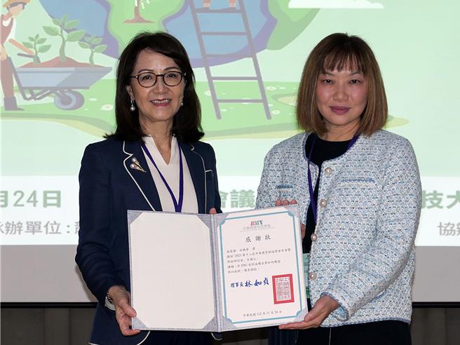 林如贞理事长致赠感谢状予白佩华顾问。(校方提供／蔡依珍桃园传真)
