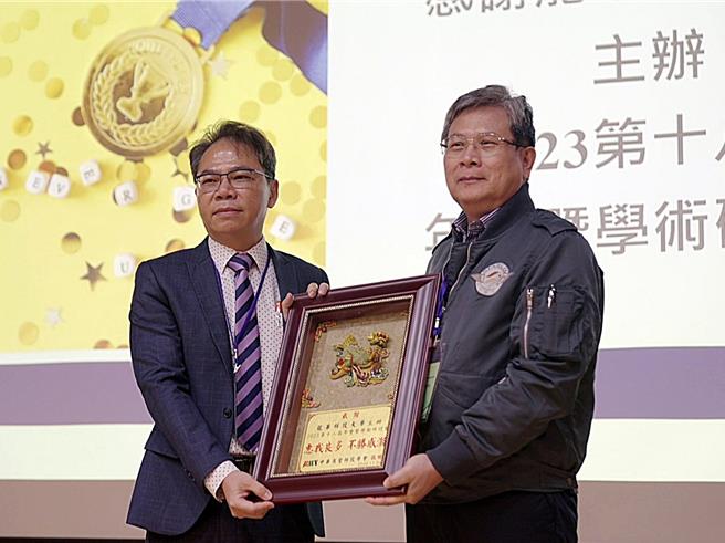 学会致赠纪念牌感谢龙华科大管理学院承办年会暨研讨会的用心付出。(校方提供／蔡依珍桃园传真)