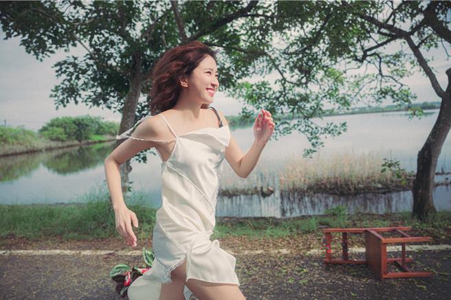 9m88在〈决定不想你〉MV边走边丢、边走边脱象徵脱去包袱迎向更轻盈自信的未来。（爵士宝贝提供）