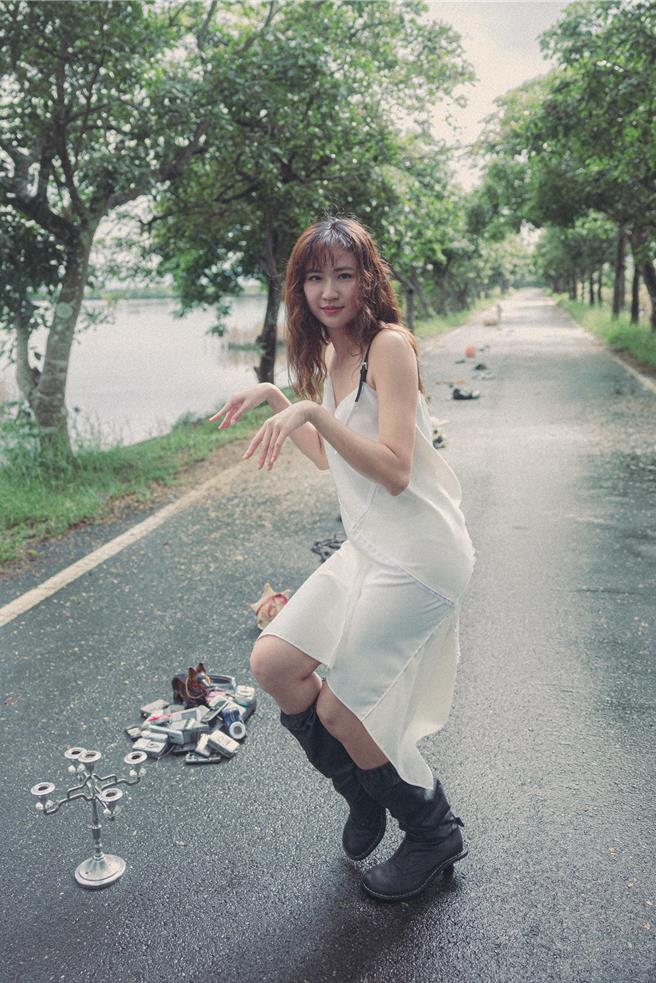 9m88在〈决定不想你〉MV边走边丢、边走边脱象徵脱去包袱迎向更轻盈自信的未来。（爵士宝贝提供）