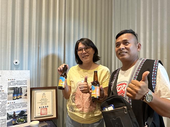 兰屿周万成（右）偕马祖妻子陈亭方（左）夫妻俩尝试种植并开发出特色酸橙啤酒。（蔡旻妤摄）