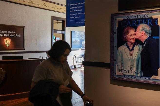 卡特与妻子结婚逾77年，卡特于今年2月在乔治亚州平原镇的家中接受安寧疗护。（路透社）