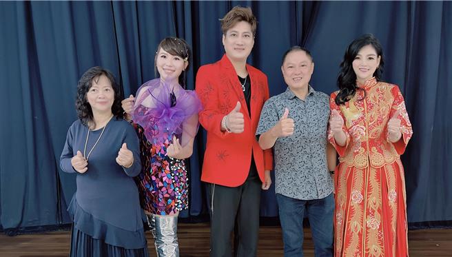 谈诗玲（右起）、黄明志父亲、杨哲、廖婉君、黄明志母亲，日前新加坡开心合影。（豪记唱片提供）